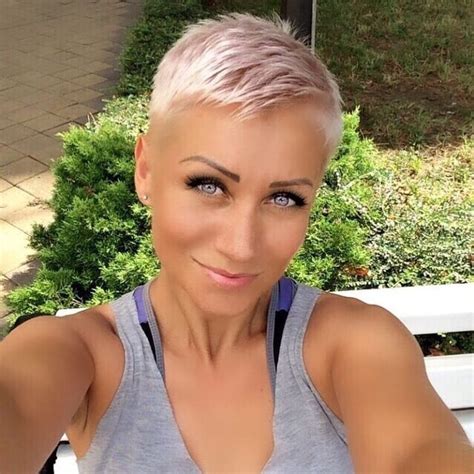 ženy s krátkymi vlasmi