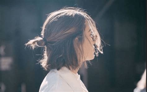 Elegantné vrkoče na krátkych vlasoch