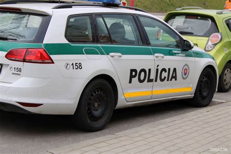 Policajné auto v mestskej premávke