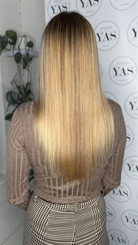 Žena s novým melírom a strihom vlasov