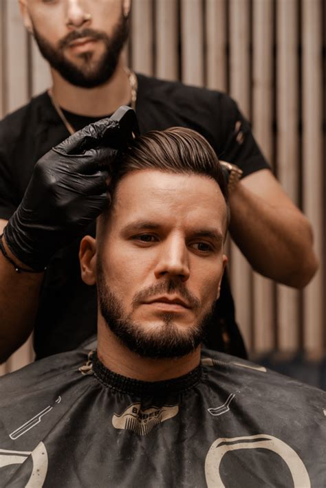 Barber holiaci zákazníka britvou