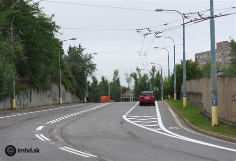 Zošitie spodnej časti svetra označené zelenou čiarou