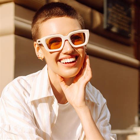 Rôzne varianty pixie strihu na kučeravých vlasoch
