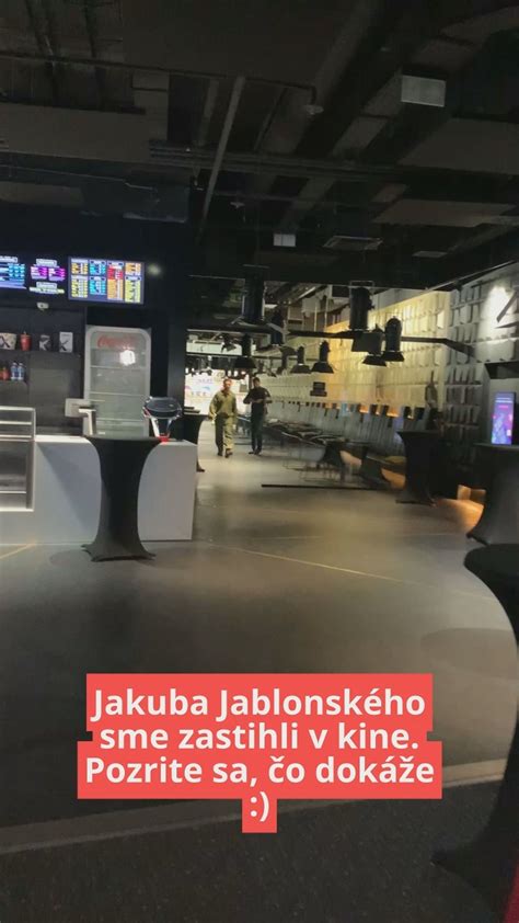 Žena s účesom Hennin a závojom