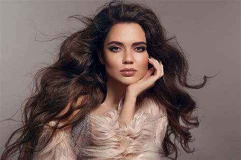 Žena s dokonale upravenými vlasmi a lesklým účesom