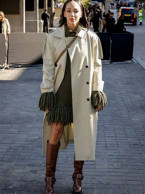 Štýlové kombinácie dámskeho béžového kabátu