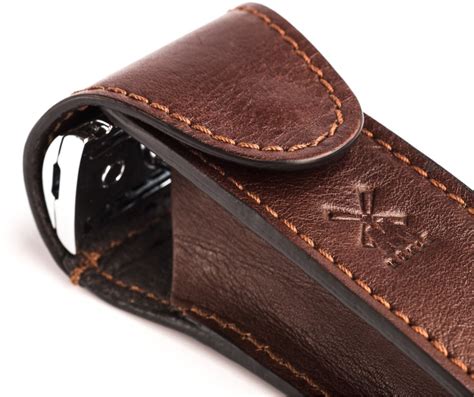 Detailný záber na elegantné čierne kožené puzdro pre holiaci strojček Braun