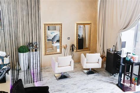 moderný interiér kaderníckeho salónu so zameraním na starostlivosť o vlasy