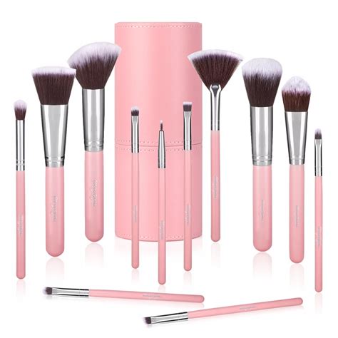 Sada čistých kozmetických štetcov rôznych veľkostí