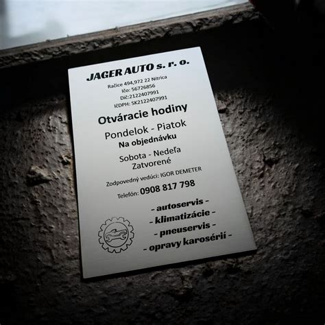 Tabuľka s otváracími hodinami a logom Bebe Hair