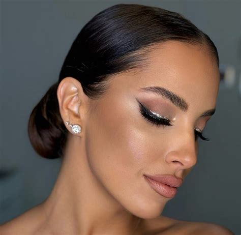 Profesionálne líčenie a spoločenský účes pre slávnostnú príležitosť