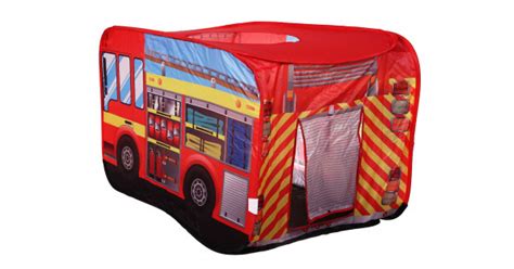 Dieťa v detskom barberg kresle v tvare hasičského auta