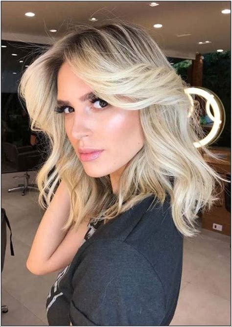 Ukážka moderných blond účesov strednej dĺžky s vrstvením