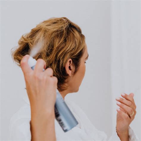 Muž aplikujúci stylingový produkt na vlasy