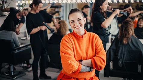 Kaderníčka aplikujúca melír klientke