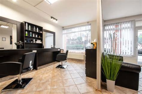 Moderný kadernícky salón interiér