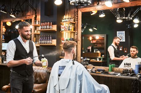Barber v akcii strihajúci zákazníka v štýlovom prostredí