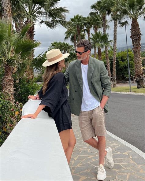 Moderne oblečené páry nakupujúce online s logom ModneVeci.sk