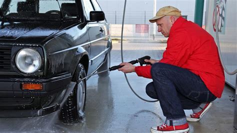 Ilustrácia peny pri umývaní auta