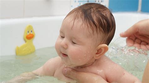 Obrázok spokojného bábätka pri kúpaní