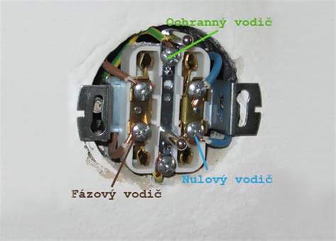 Detailný záber na epilátor pripojený do elektrickej siete