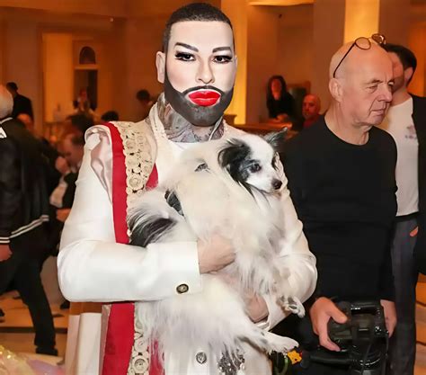 Žena s dokonale upraveným permanentným make-upom