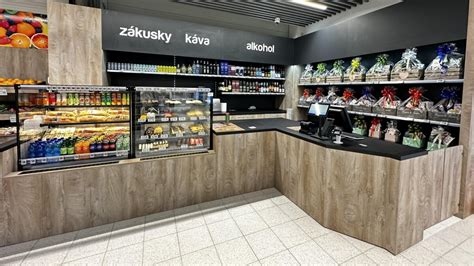 Interiér predajne COOP Jednota s rozmanitým tovarom