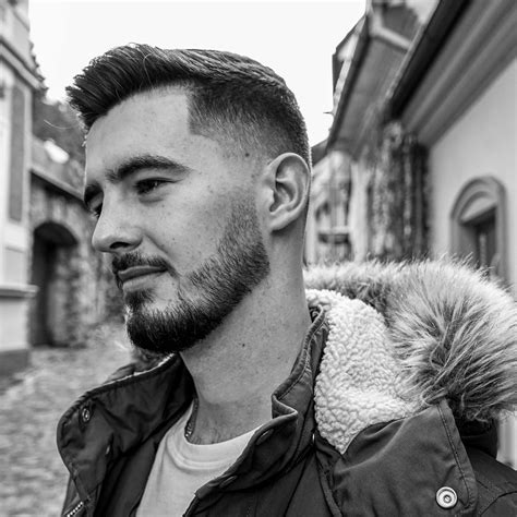 Muž si necháva upravovať vlasy v barber shope