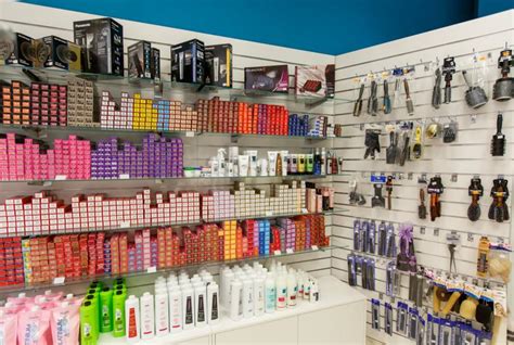 kadernícke potreby a melírovacie prášky na stole