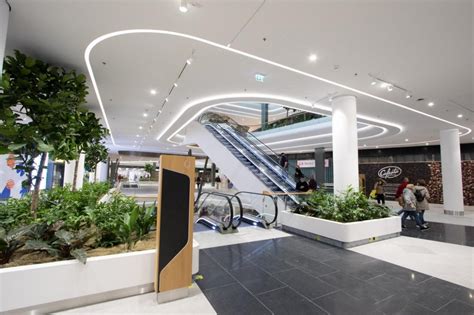 Pohľad na moderné obchodné centrum s prevádzkami služieb