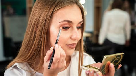 Testovanie odtieňa make-upu na línii čeľuste