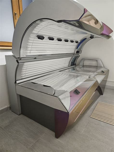 ilustrácia vertikálneho solária v modernom štúdiu