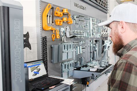 moderné pracovisko pre strih videa s dvoma monitormi