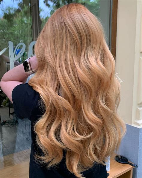 Piesočnaté blond vlasy