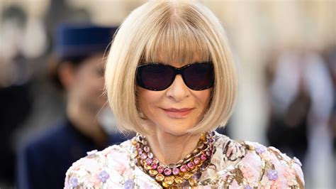 Fotografia Anny Wintour s jej typickým bobom a ofinou