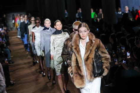 Prehliadkové mólo s modelmi extravagantných strihov