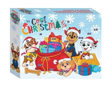 dieťa otvára adventný kalendár s knihou alebo hračkou