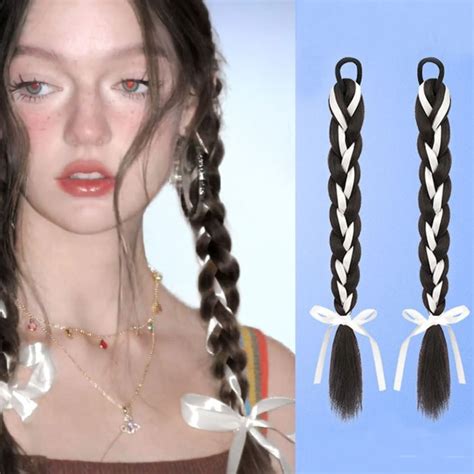 Vrkoč s jednou stuhou omotanou okolo prameňa