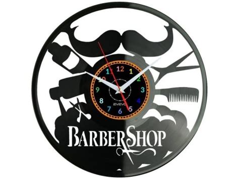 moderný barber shop s kreslami a profesionálnym náradím