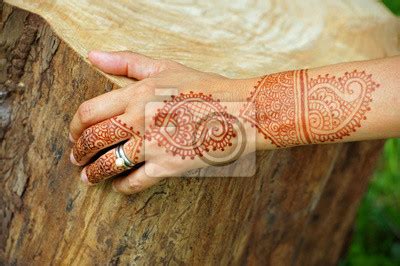 Detailná fotografia procesu maľovania henou na ruku