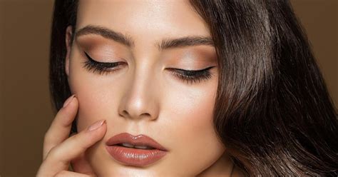 Žena s dokonalým líčením a upravenými mihalnicami