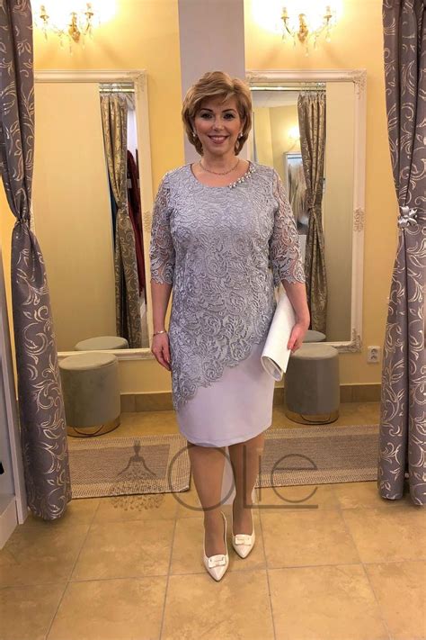 Elegantná svadobná mama v spoločenských šatách