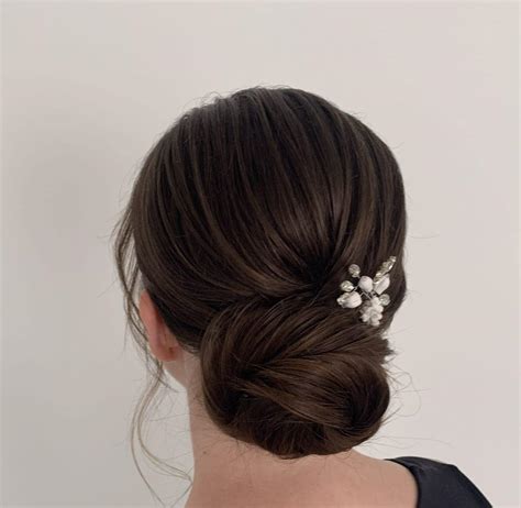 účes s vlnami na jednu stranu