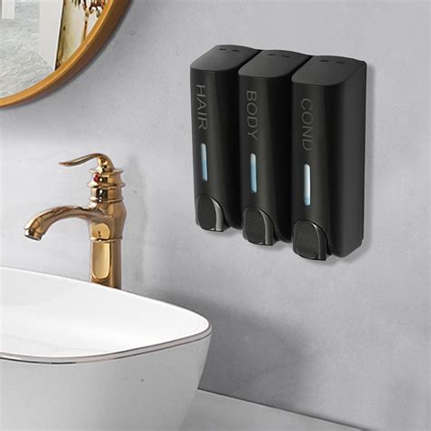 Dávkovač šampónu s drevenými detailmi v minimalistickej kúpeľni