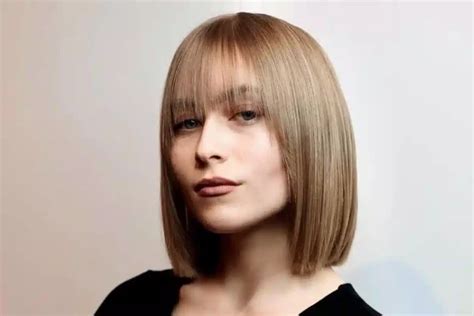 Žena s postupným strihom, ktorý dodáva vlasom objem