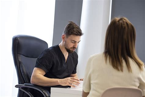 Pacient pred konzultáciou s plastickým chirurgom