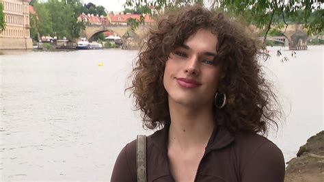 historická fotografia modelky v ceruzkovej sukni