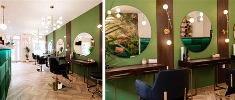 Interiér moderného kaderníctva s kreslami a zrkadlami