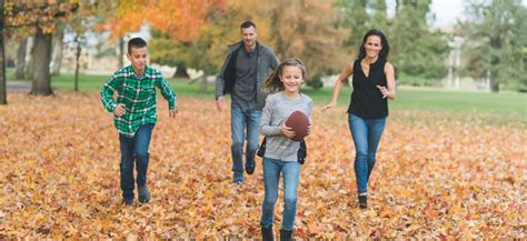 blond dieťa s rodičmi