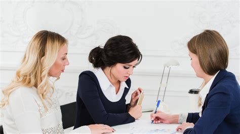 kaderník pri precíznej práci s klientom v salóne